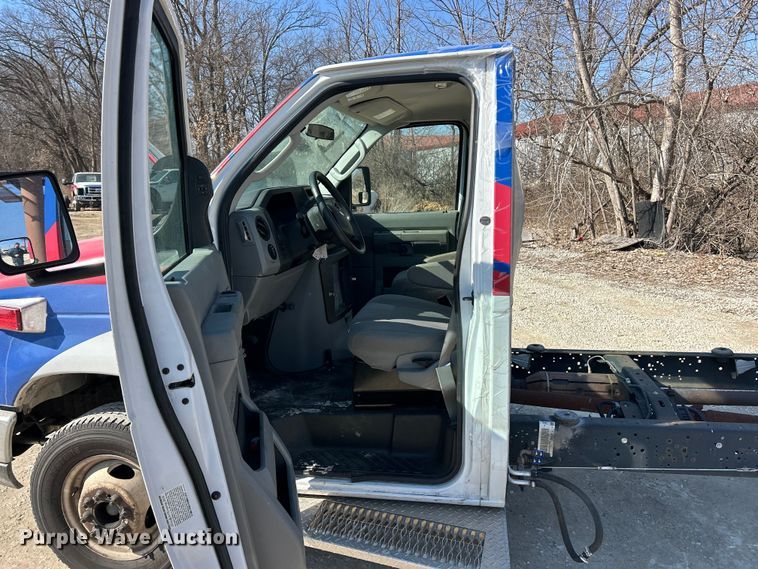 image for item ET6988 2017 Ford E450 van cab and chassis