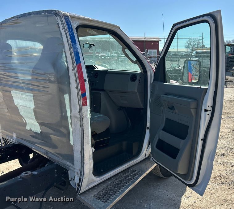 image for item ET6988 2017 Ford E450 van cab and chassis