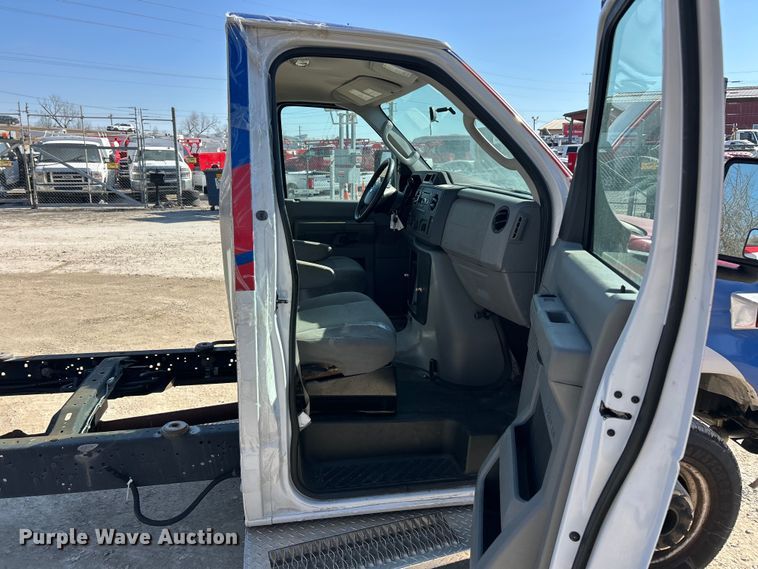 image for item ET6988 2017 Ford E450 van cab and chassis