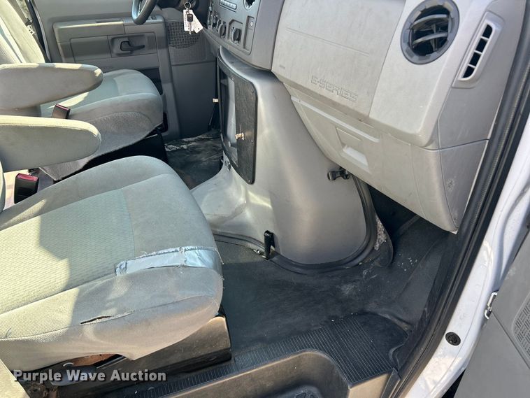 image for item ET6988 2017 Ford E450 van cab and chassis
