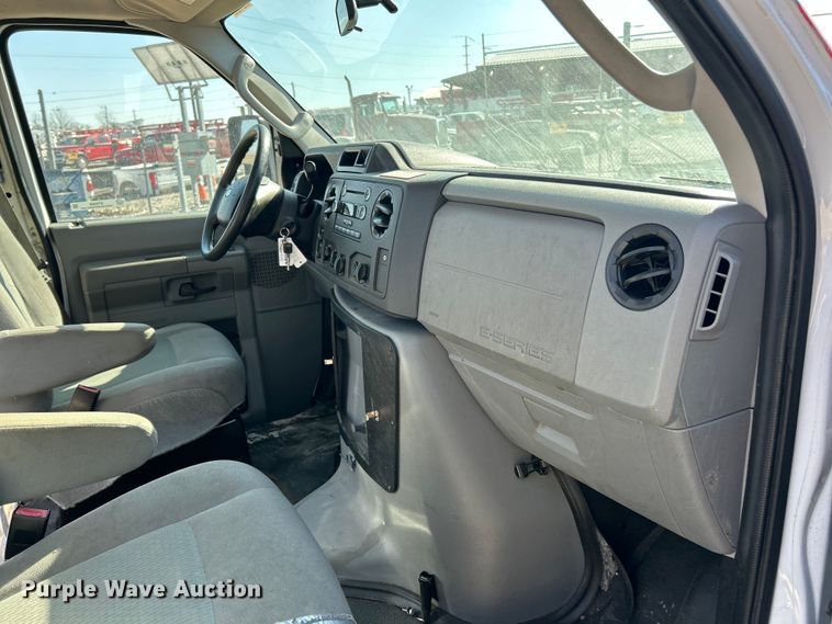 image for item ET6988 2017 Ford E450 van cab and chassis