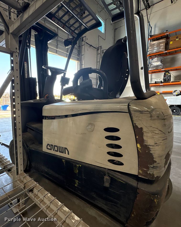 image for item EU0276 2017 Crown SC5225-35 forklift