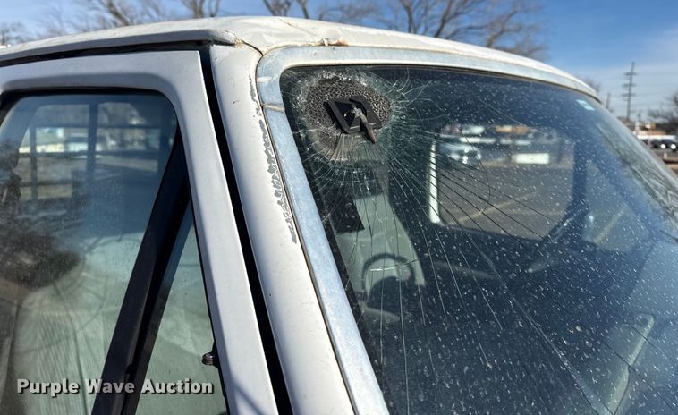 image for item EU4098 1995 Ford F250 Ext. Cab flatbed pickup truck