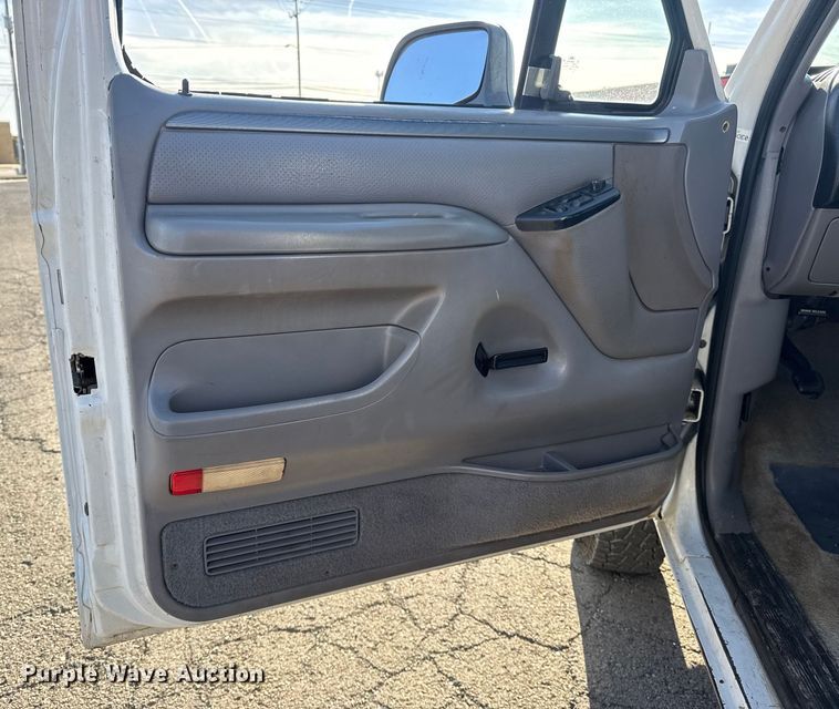 image for item EU4098 1995 Ford F250 Ext. Cab flatbed pickup truck