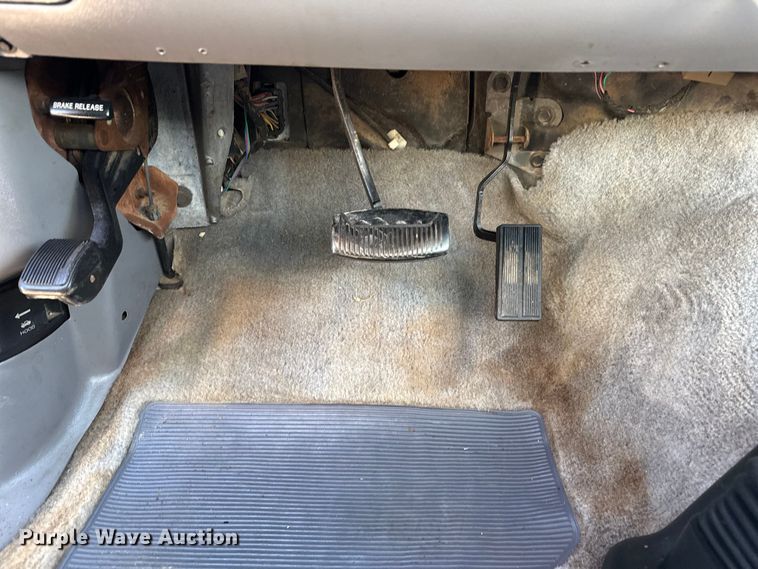 image for item EU4098 1995 Ford F250 Ext. Cab flatbed pickup truck