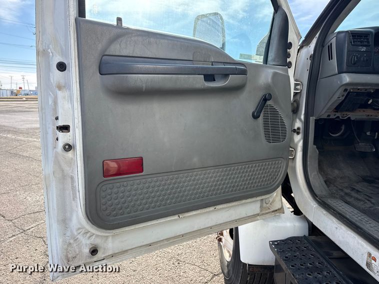 image for item EU4102 2007 Ford F650 Super Duty box truck