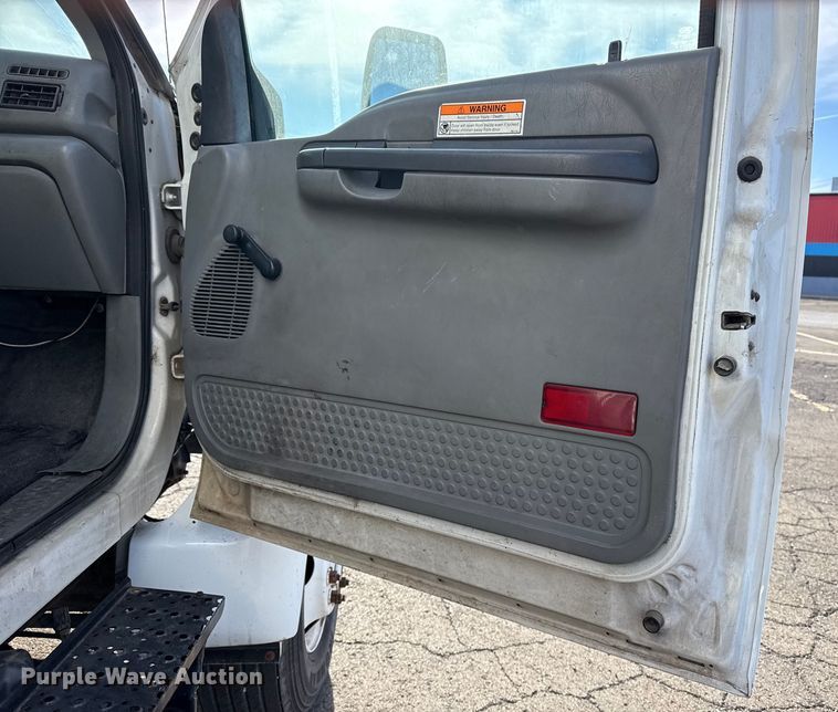image for item EU4102 2007 Ford F650 Super Duty box truck