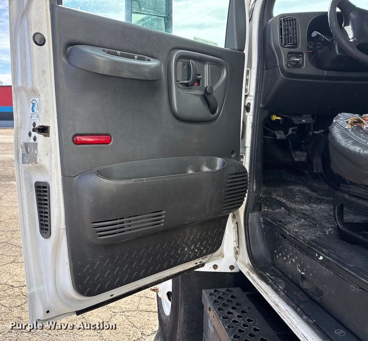 image for item EU4105 2007 GMC C7500 box truck