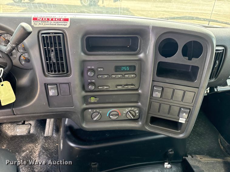 image for item EU4105 2007 GMC C7500 box truck