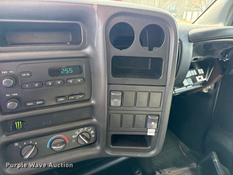 image for item EU4105 2007 GMC C7500 box truck