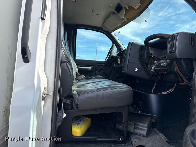 image for item EU4105 2007 GMC C7500 box truck