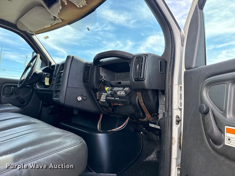 image for item EU4105 2007 GMC C7500 box truck