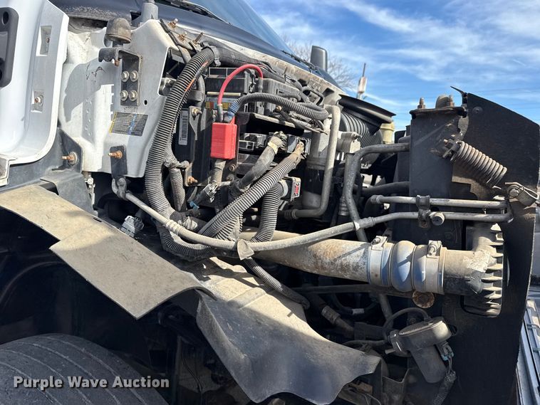 image for item EU4105 2007 GMC C7500 box truck