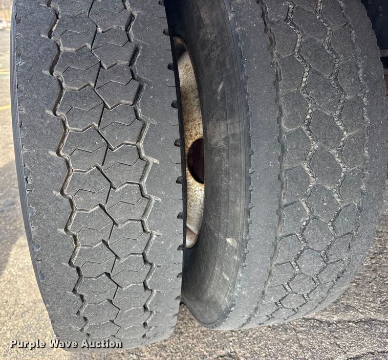 image for item EU4105 2007 GMC C7500 box truck