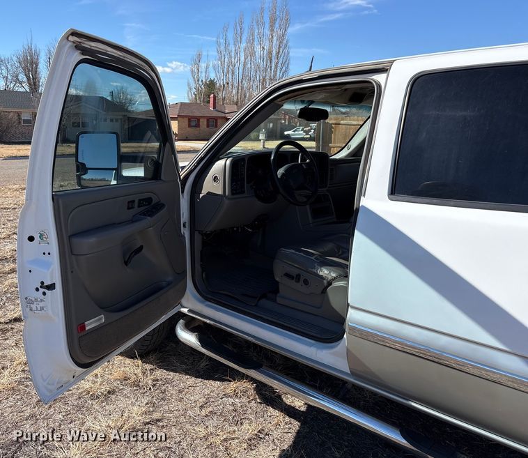 image for item EU4844 2005 GMC Sierra Crew Cab flatbed pickup truck