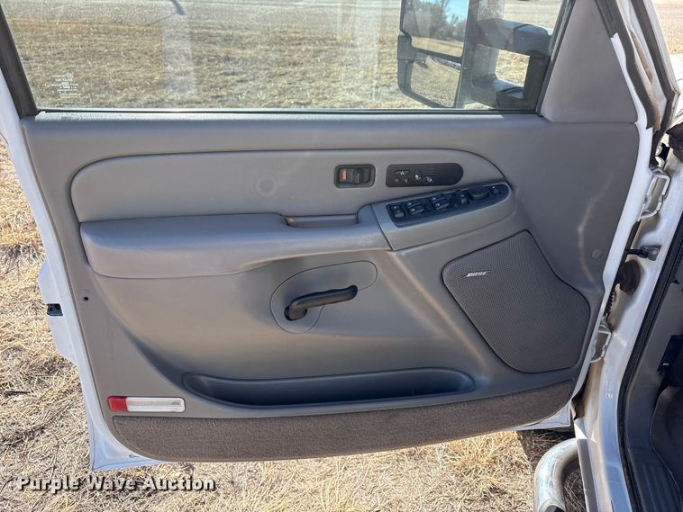 image for item EU4844 2005 GMC Sierra Crew Cab flatbed pickup truck