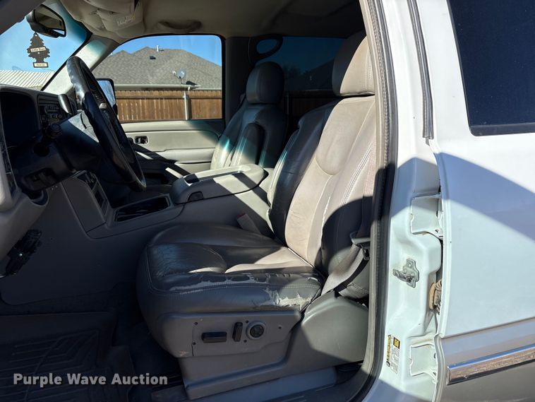 image for item EU4844 2005 GMC Sierra Crew Cab flatbed pickup truck