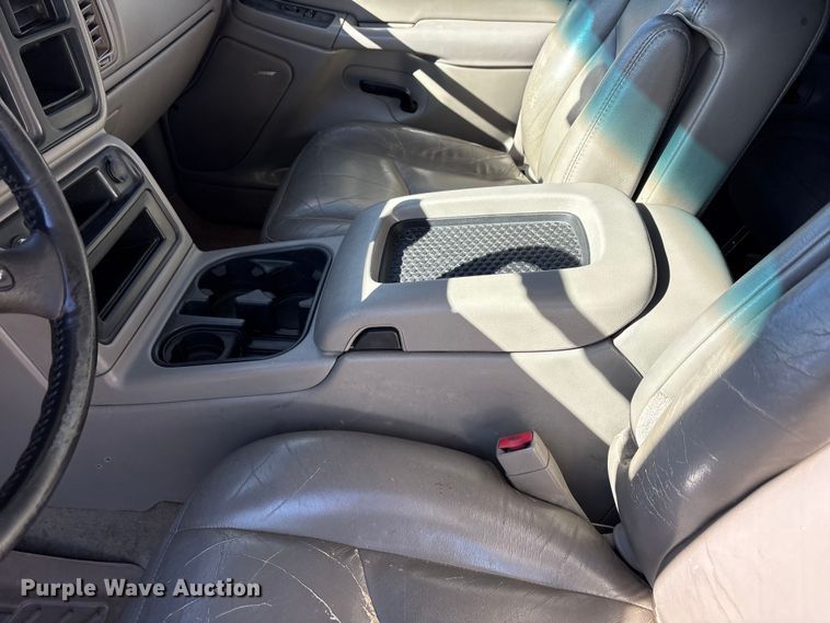 image for item EU4844 2005 GMC Sierra Crew Cab flatbed pickup truck