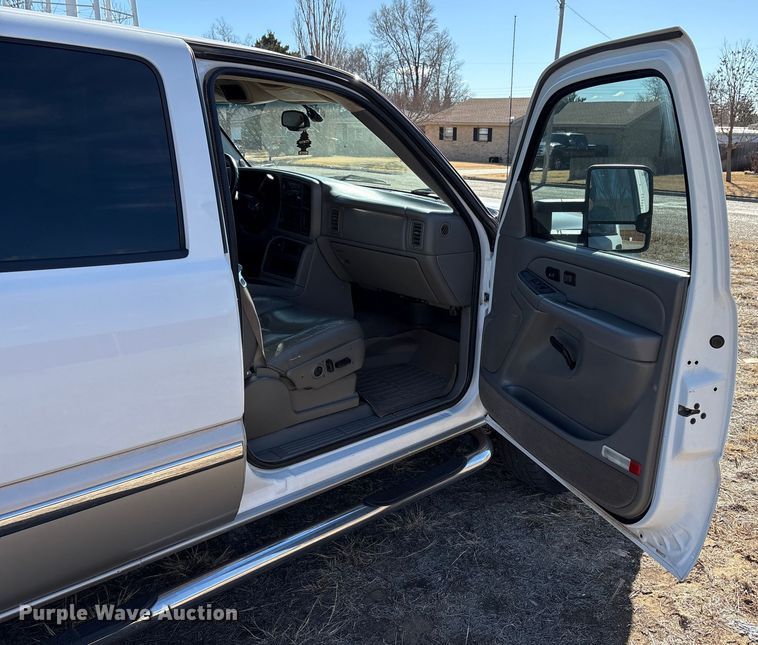 image for item EU4844 2005 GMC Sierra Crew Cab flatbed pickup truck