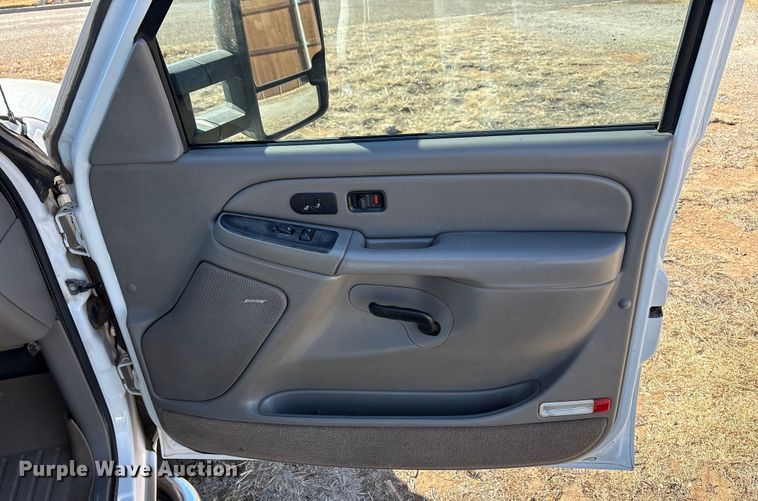 image for item EU4844 2005 GMC Sierra Crew Cab flatbed pickup truck