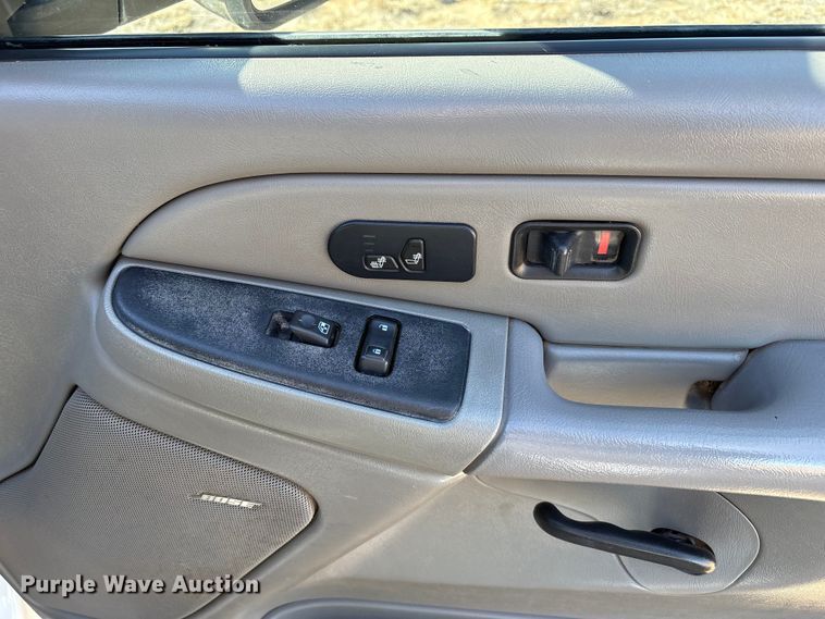 image for item EU4844 2005 GMC Sierra Crew Cab flatbed pickup truck