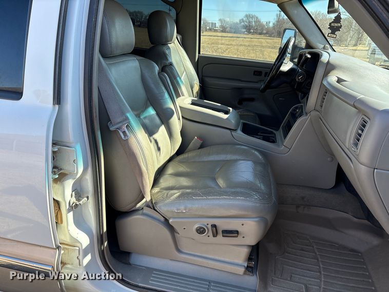 image for item EU4844 2005 GMC Sierra Crew Cab flatbed pickup truck