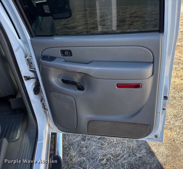 image for item EU4844 2005 GMC Sierra Crew Cab flatbed pickup truck