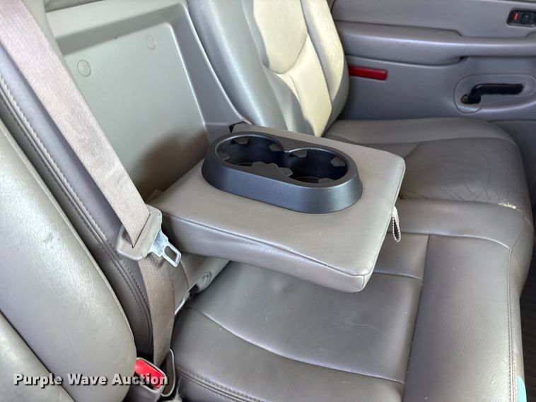 image for item EU4844 2005 GMC Sierra Crew Cab flatbed pickup truck