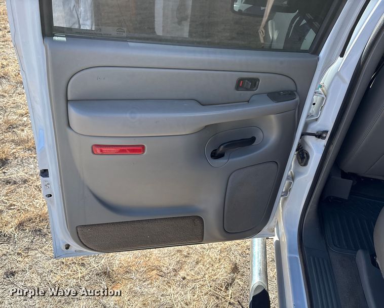 image for item EU4844 2005 GMC Sierra Crew Cab flatbed pickup truck