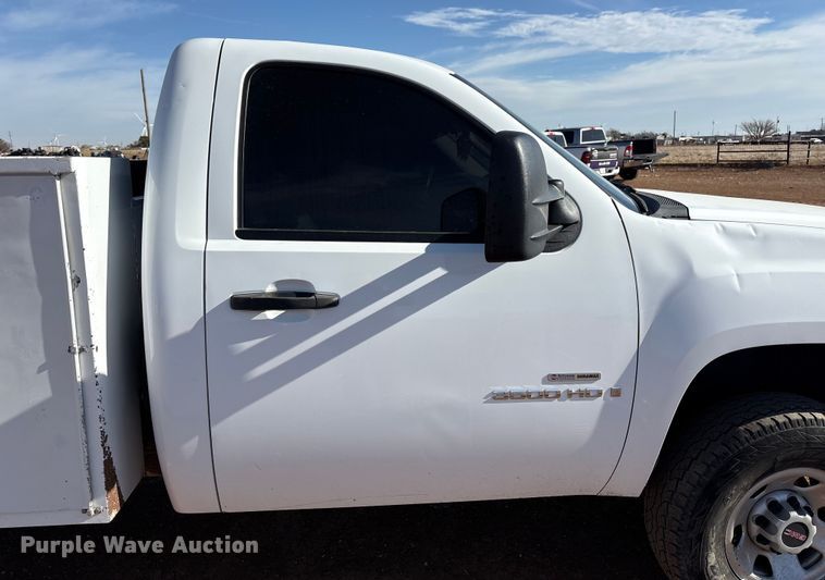 image for item EU4870 2009 GMC Sierra 3500HD utility bed pickup truck