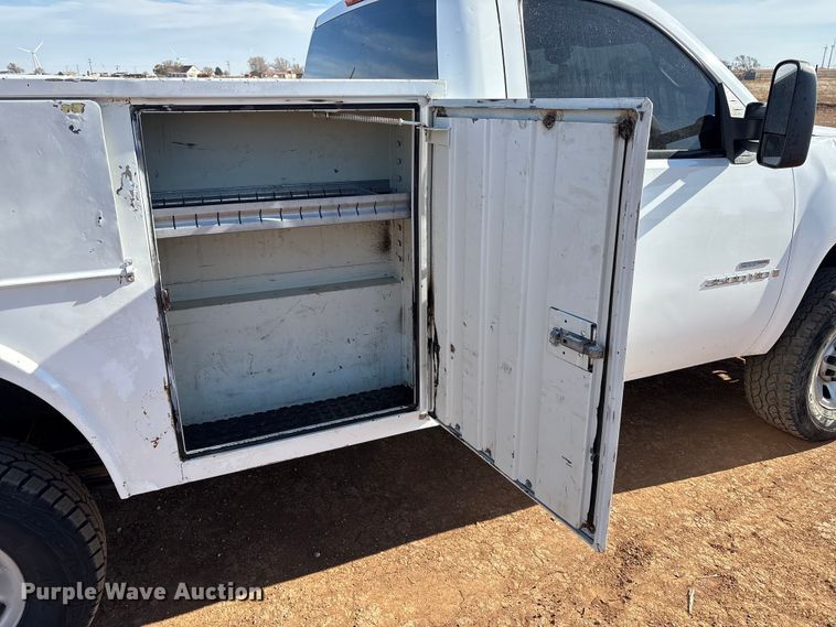 image for item EU4870 2009 GMC Sierra 3500HD utility bed pickup truck