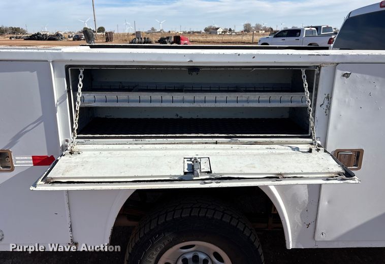 image for item EU4870 2009 GMC Sierra 3500HD utility bed pickup truck