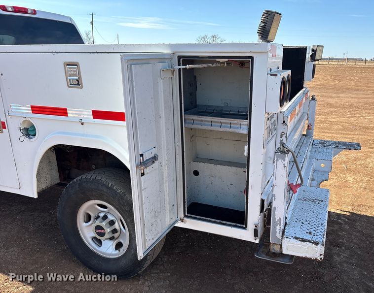 image for item EU4870 2009 GMC Sierra 3500HD utility bed pickup truck