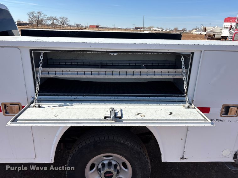 image for item EU4870 2009 GMC Sierra 3500HD utility bed pickup truck