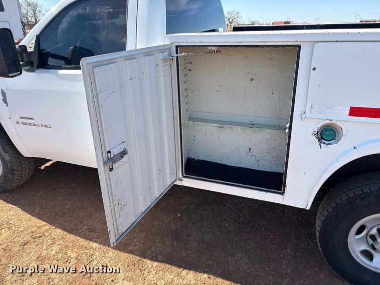 image for item EU4870 2009 GMC Sierra 3500HD utility bed pickup truck