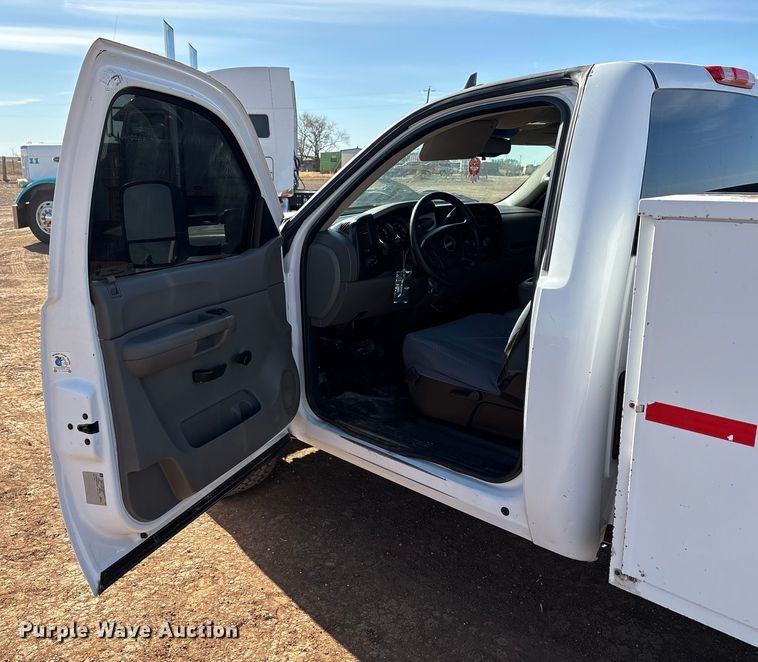 image for item EU4870 2009 GMC Sierra 3500HD utility bed pickup truck