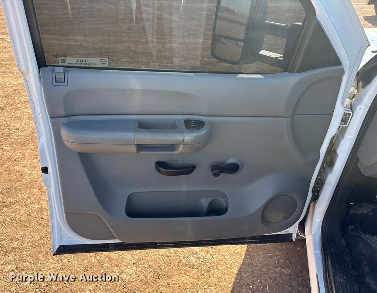 image for item EU4870 2009 GMC Sierra 3500HD utility bed pickup truck