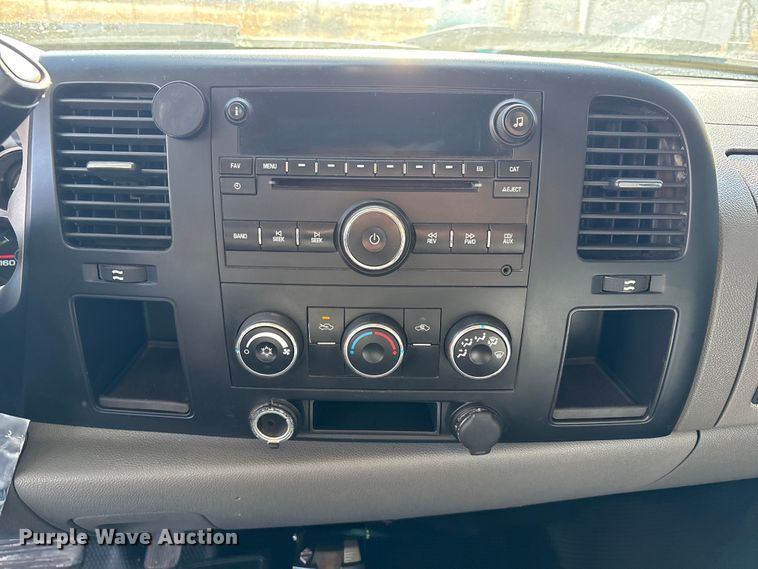 image for item EU4870 2009 GMC Sierra 3500HD utility bed pickup truck