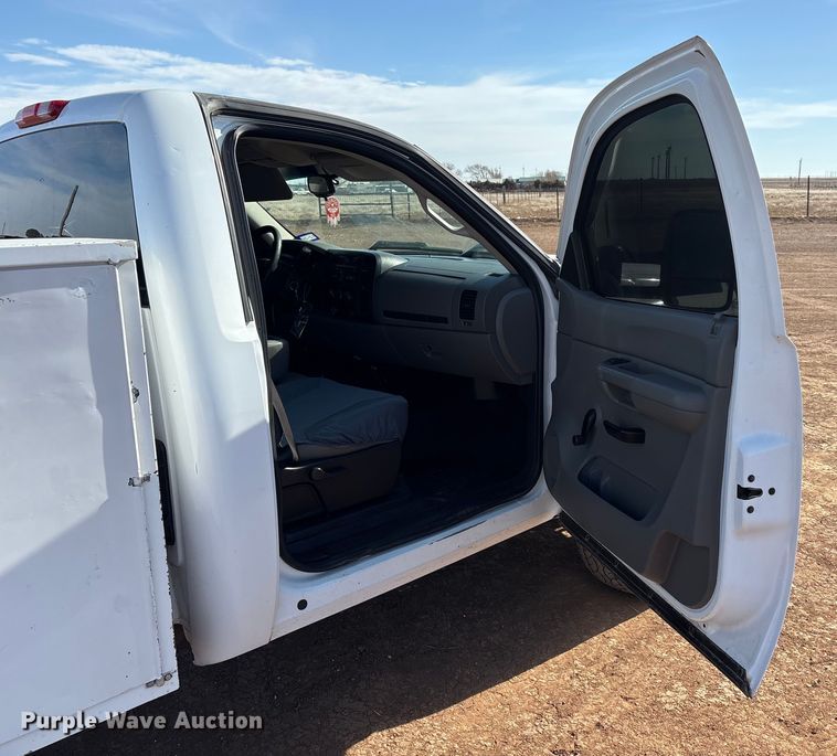 image for item EU4870 2009 GMC Sierra 3500HD utility bed pickup truck