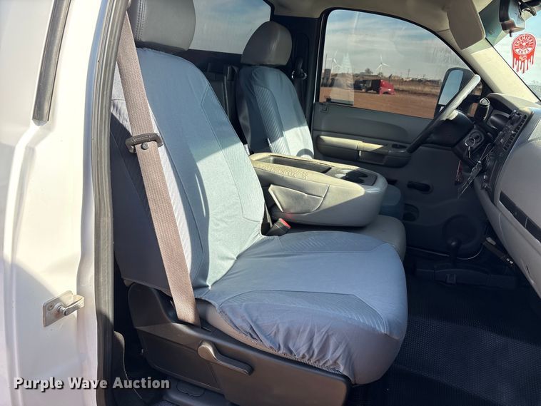 image for item EU4870 2009 GMC Sierra 3500HD utility bed pickup truck