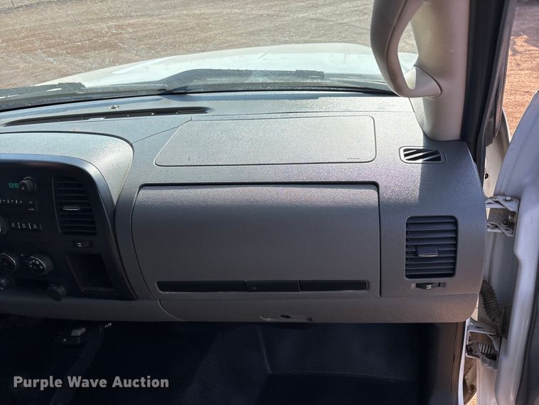 image for item EU4870 2009 GMC Sierra 3500HD utility bed pickup truck