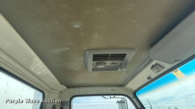 image for item EV6004 2005 GMC W3500 box truck