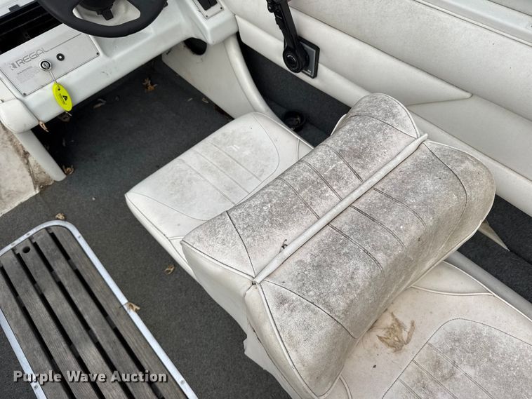 image for item FB0518 1993 Regal 202SE boat