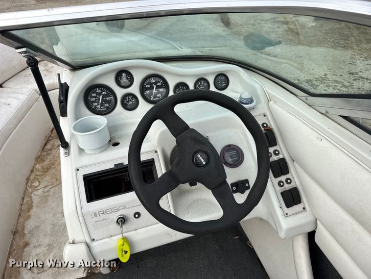 image for item FB0518 1993 Regal 202SE boat