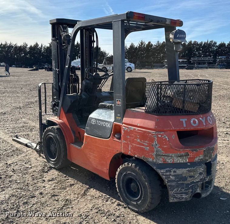 image for item FB0623 Toyota 7FGU30 forklift