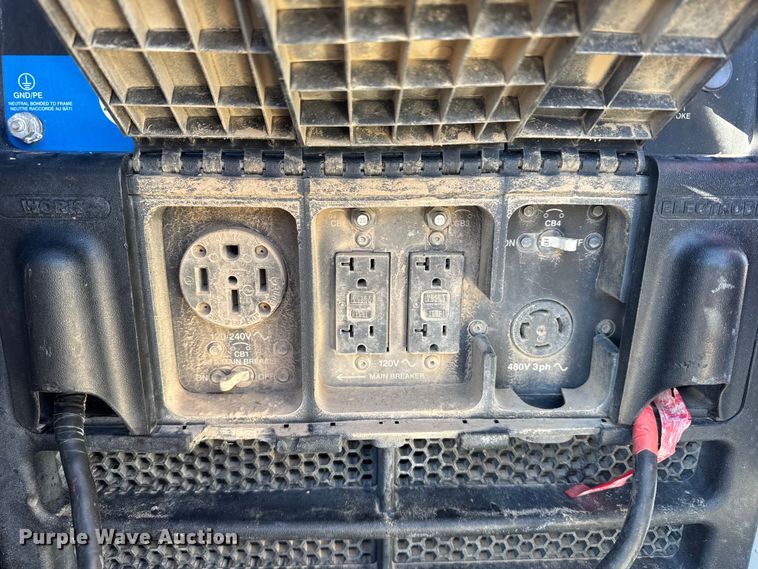 image for item FB0631 2024 Chevrolet Silverado 2500HD Crew Cab flatbed pickup truck