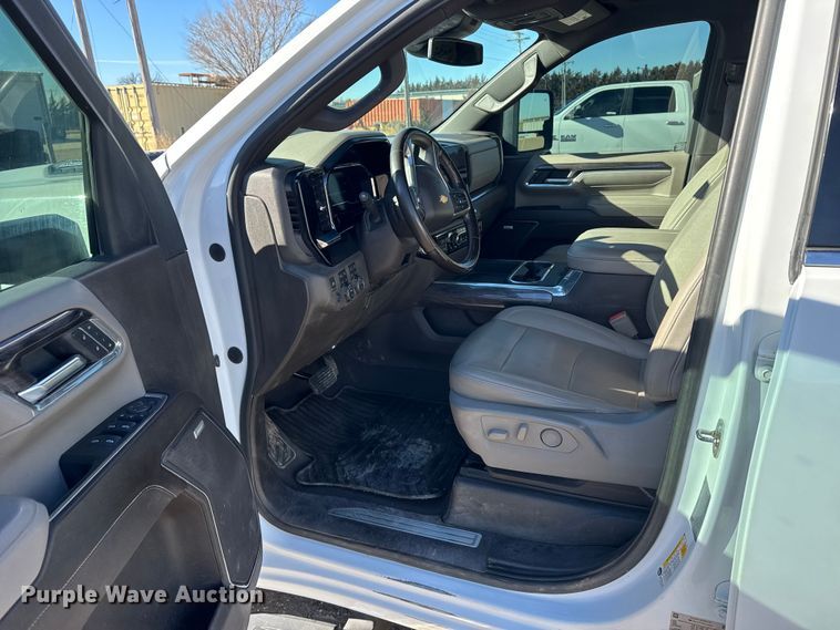 image for item FB0631 2024 Chevrolet Silverado 2500HD Crew Cab flatbed pickup truck