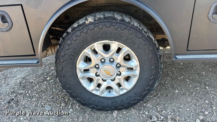 image for item FB0631 2024 Chevrolet Silverado 2500HD Crew Cab flatbed pickup truck