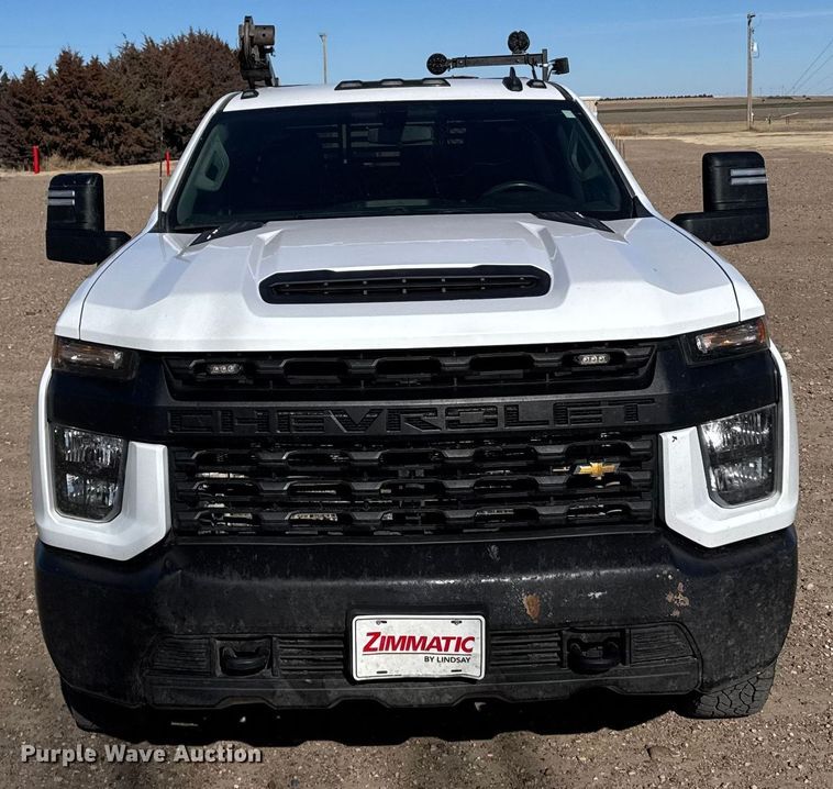 image for item FB0633 2022 Chevrolet Silverado 3500HD Crew Cab flatbed pickup truck