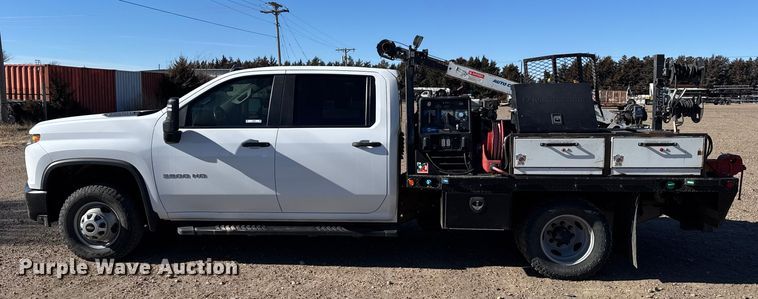 image for item FB0633 2022 Chevrolet Silverado 3500HD Crew Cab flatbed pickup truck